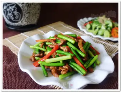 Make stir-fried shredded pork with garlic sprouts step 7