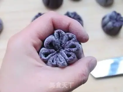 Make Black rice bean paste and chrysanthemum bun step 9