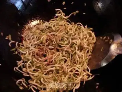 Make stir-fried bean sprouts with dried tofu step 4