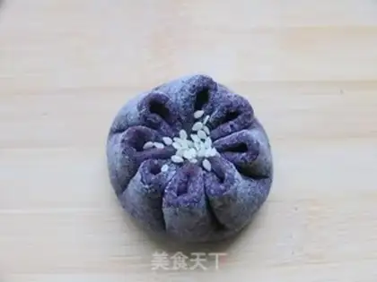 Make Black rice bean paste and chrysanthemum bun step 10