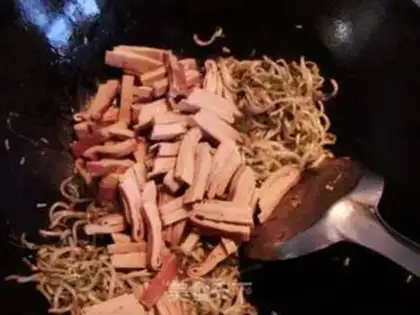 Make stir-fried bean sprouts with dried tofu step 5