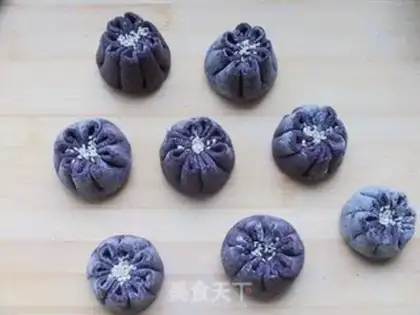 Make Black rice bean paste and chrysanthemum bun step 11