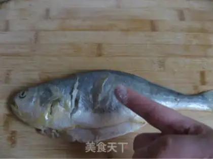 Make Steamed yellow croaker step 1