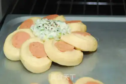 Make Plum Blossom and Chives Hot Dog step 8