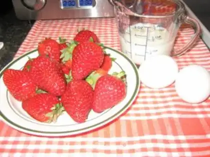 Make Milk strawberry omelet step 0