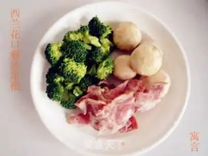 Make stir-fried bacon with broccoli and mushroom step 0