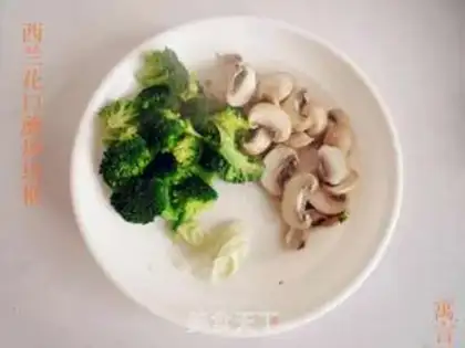 Make stir-fried bacon with broccoli and mushroom step 1