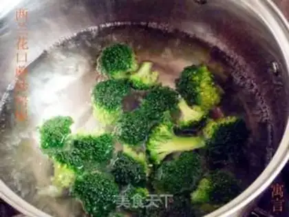 Make stir-fried bacon with broccoli and mushroom step 2