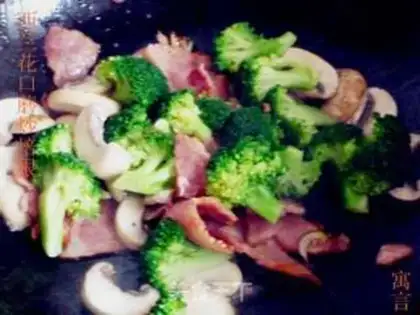 Make stir-fried bacon with broccoli and mushroom step 4