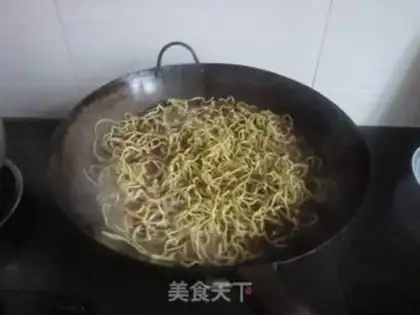Make Braised noodles with green beans step 8