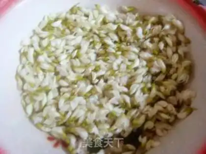 Make Sophora japonica egg cake step 1