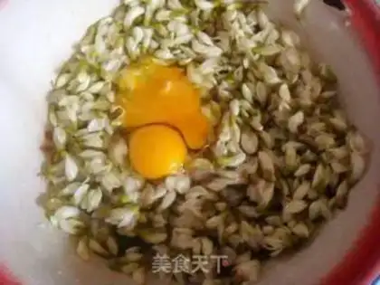 Make Sophora japonica egg cake step 2