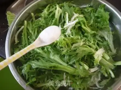 Make peanut with bitter chrysanthemum step 1