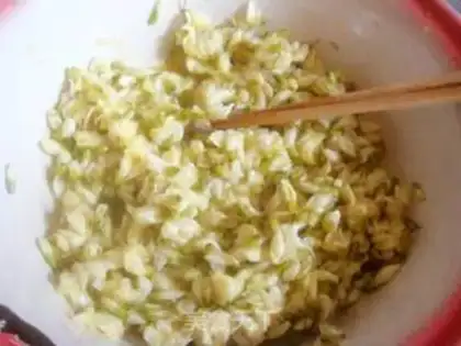 Make Sophora japonica egg cake step 3