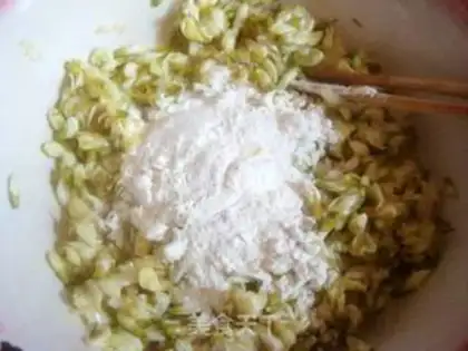 Make Sophora japonica egg cake step 4