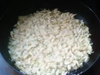 Make Sophora japonica egg cake step 7