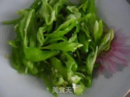 Make Little dried fish with green pepper step 0