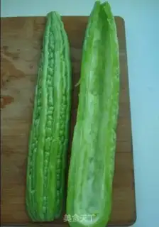 Make stir-fried bitter gourd step 1