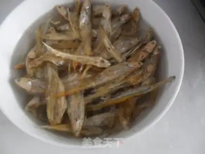 Make Little dried fish with green pepper step 1