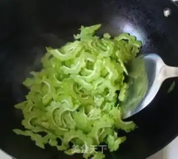 Make stir-fried bitter gourd step 3
