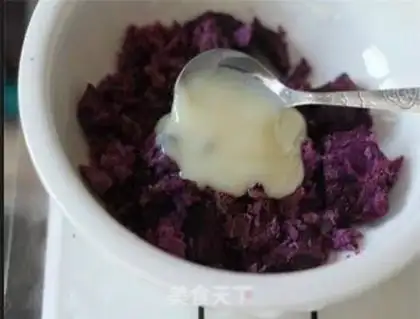 Make Milk fragrant purple potato glutinous rice paste step 1