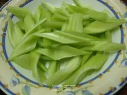 Make Scrambled pork slices with celery step 0