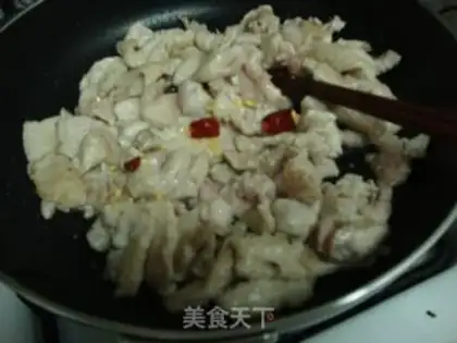 Make Scrambled pork slices with celery step 4