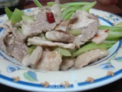 Make Scrambled pork slices with celery step 6