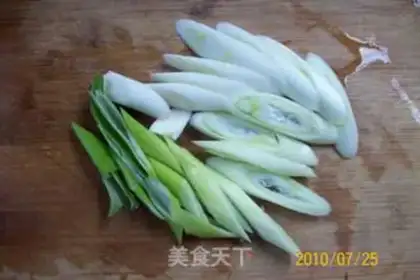 Make Saute beef tenderloin with green onions and sauce step 1