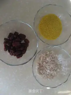 Make Red dates and millet oatmeal step 0