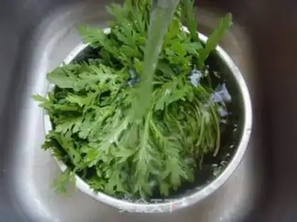 Make stir-fried wormwood stalks step 0