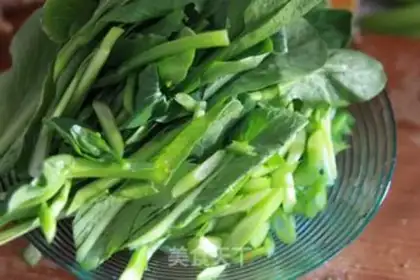 Make Clear the moss on frying dishes step 1