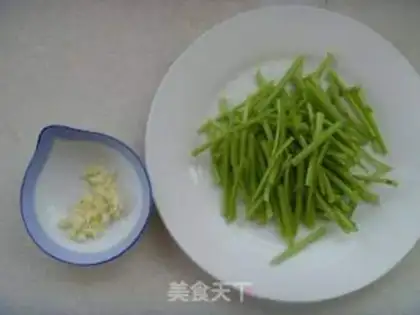 Make stir-fried wormwood stalks step 1