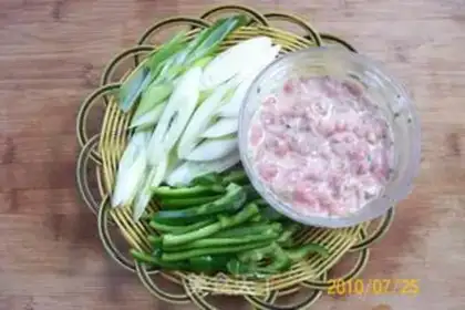 Make Saute beef tenderloin with green onions and sauce step 3