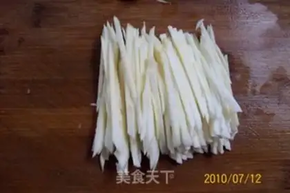 Make Steamed golden lily and chrysanthemum fish step 1