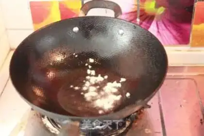 Make Clear the moss on frying dishes step 3
