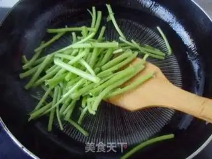 Make stir-fried wormwood stalks step 3