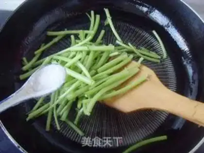 Make stir-fried wormwood stalks step 4