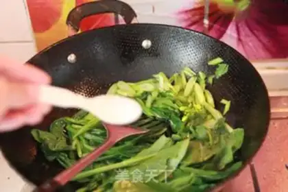 Make Clear the moss on frying dishes step 5