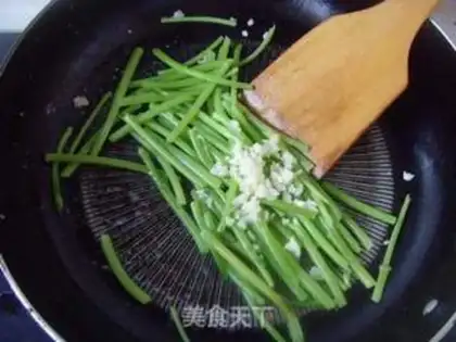 Make stir-fried wormwood stalks step 5
