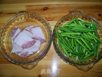 Make Twice-cooked pork with garlic sprouts step 1