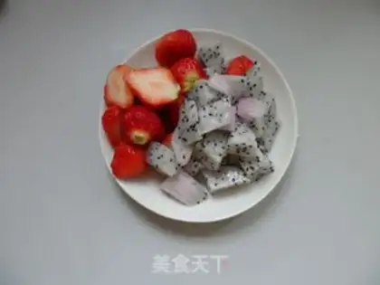 Make Dragon fruit strawberry milkshake step 1