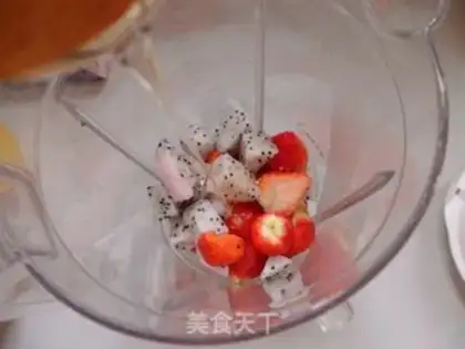 Make Dragon fruit strawberry milkshake step 2
