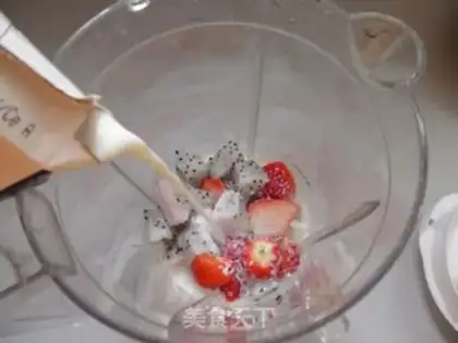 Make Dragon fruit strawberry milkshake step 3