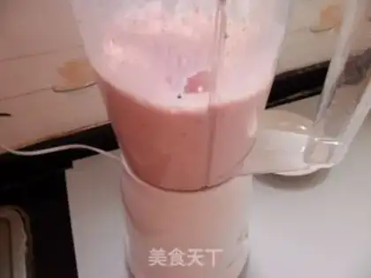 Make Dragon fruit strawberry milkshake step 4