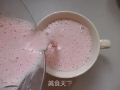 Make Dragon fruit strawberry milkshake step 5