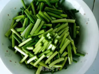 Make stir-fried bacon slices with garlic sprouts step 0