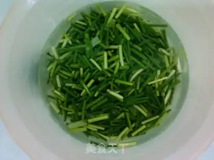 Make stir-fried bacon slices with garlic sprouts step 1