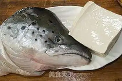 Make Salmon fish head tofu soup step 0
