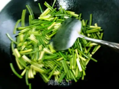 Make stir-fried bacon slices with garlic sprouts step 2